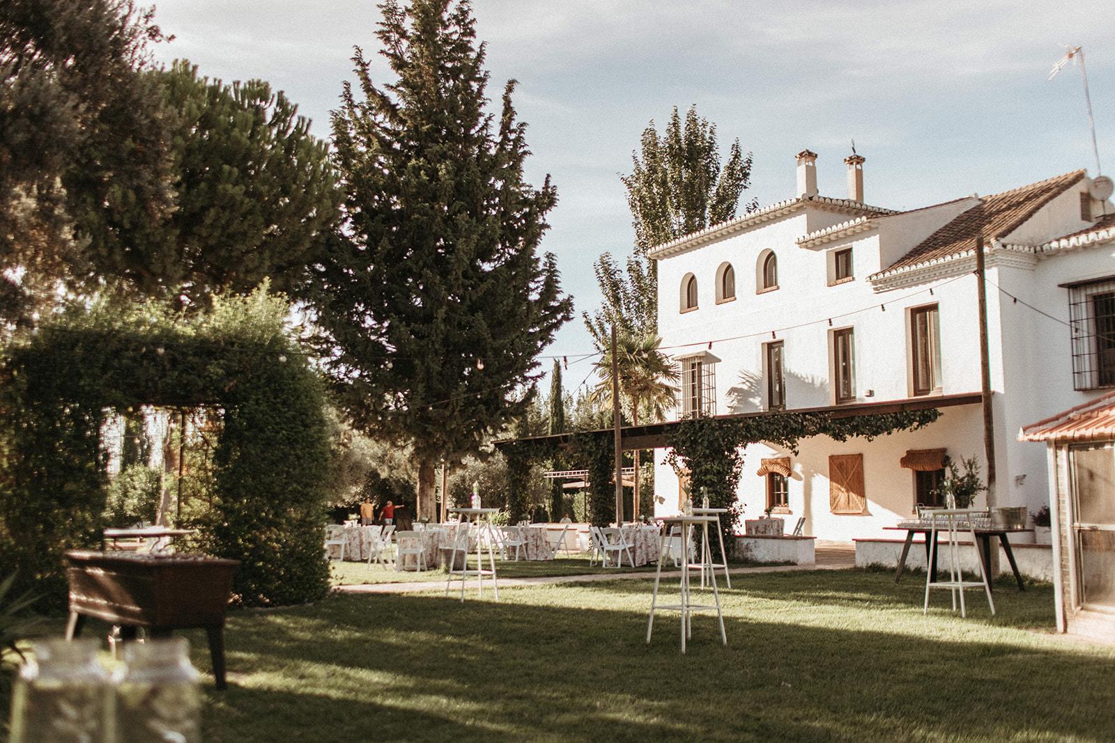 Cortijo de Enmedio — jardín y montaje al atardecer