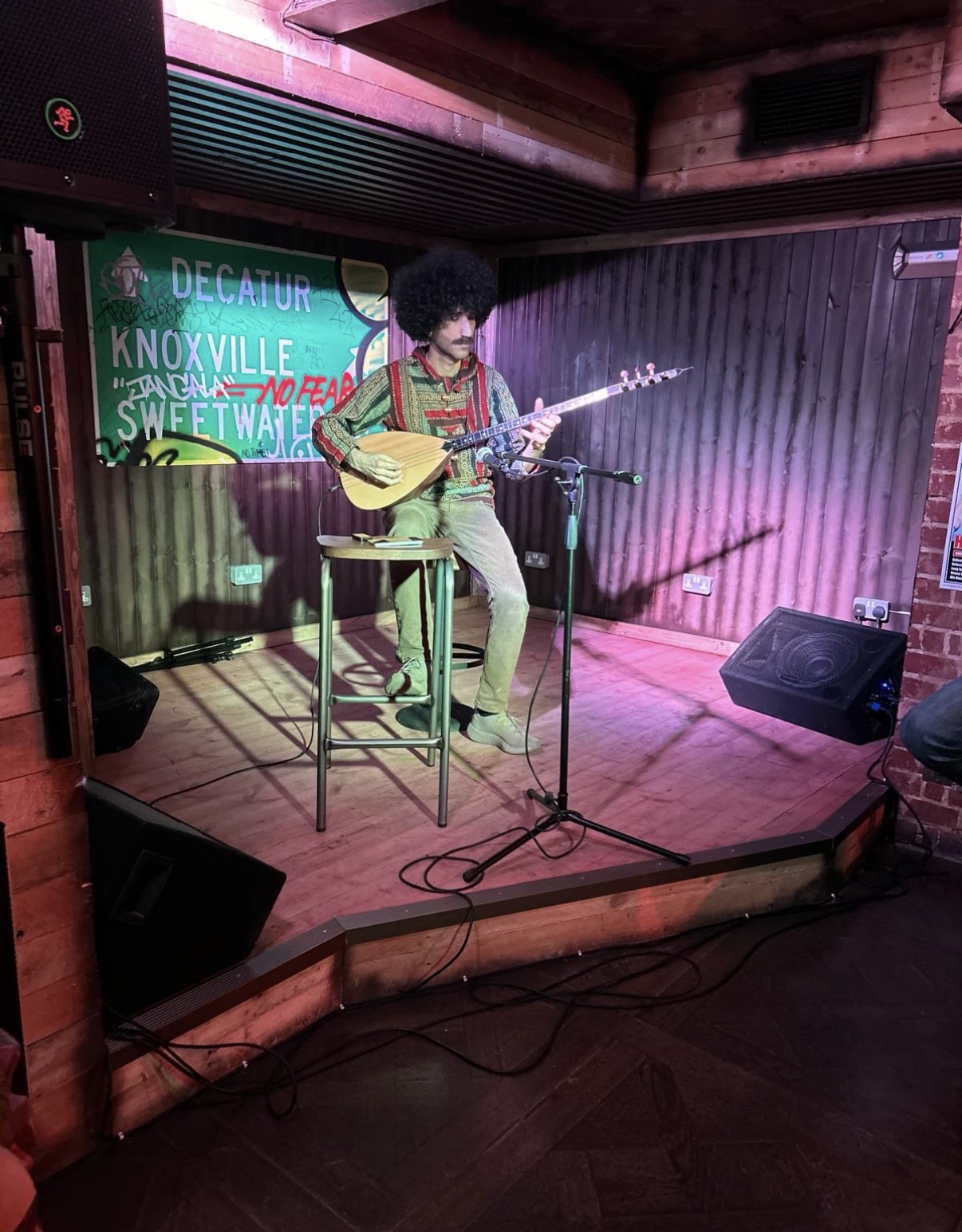 Sinan Armutlu performing