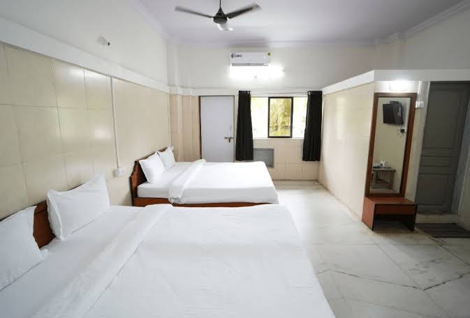 Deluxe Premium AC Room at Yatri Nivas Guest House, Srirangam