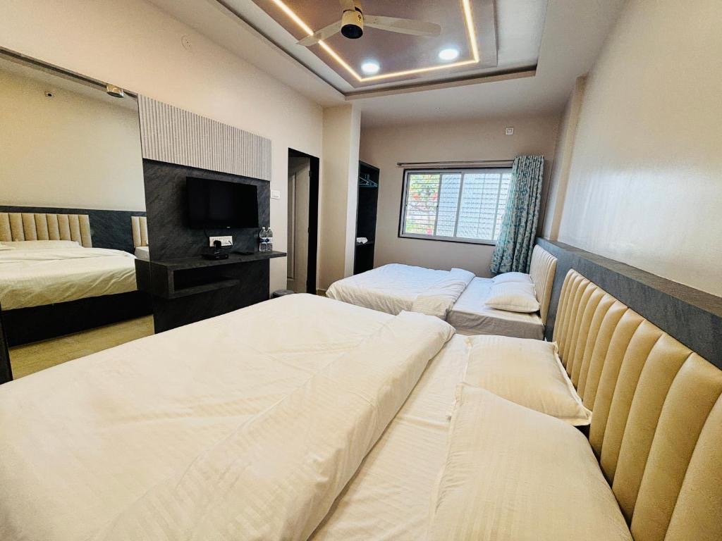 Royal AC Room at Yatri Nivas Guest House, Srirangam