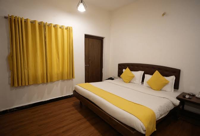 Deluxe AC Room at Yatri Nivas Guest House, Srirangam