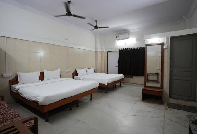 Deluxe Premium AC room with mirror