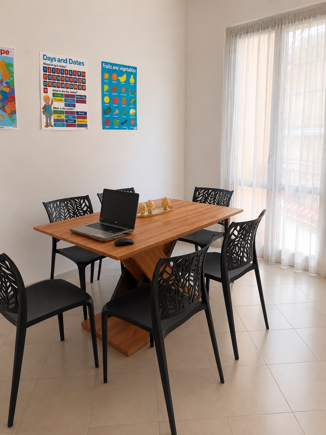 Postazione studio Learn & Go a Monterotondo — laptop e materiali didattici per lezioni individuali e Business English